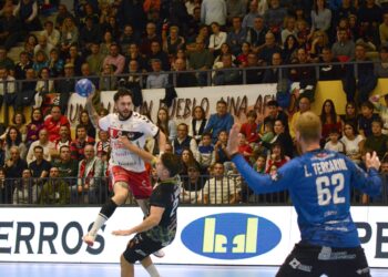 Daniel Pérez remata a portería durante el Viveros Herol Nava - Torrelavega de la primera vuelta.