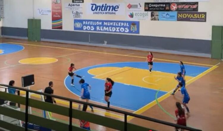 Cómoda victoria por 2-8 del Segosala en Ourense 1 Alba remata el sexto gol del Segosala.