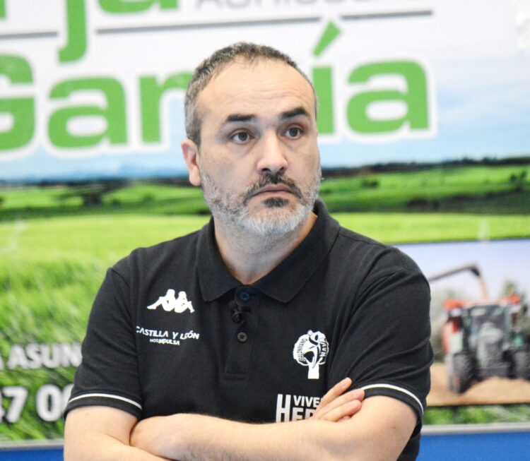 El entrenador de Viveros Herol Nava, Álvaro Senovilla, renovado hasta 2027 (FOTO: AMADOR MARUGÁN)