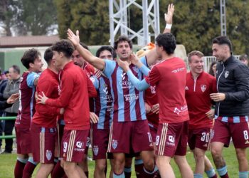 Los jugadores de la Gimnástica Segoviana celebran su épica victoria por 3-2 de la primera vuelta ante el Andorra.