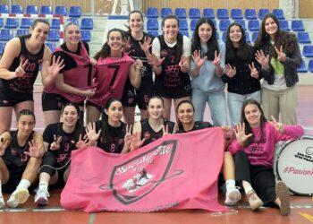 La plantilla del Cochinillo Segoviano SL celebra la victoria contra el CB Villamuriel.