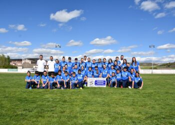 El Cuéllar Santa Teresa celebra el título tras el partido.