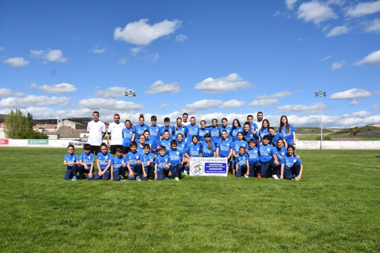 El Cuéllar Santa Teresa celebra el título tras el partido.