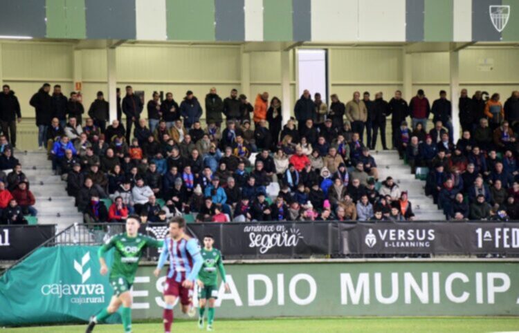 Gradas llenas en el campo de la Albuera.