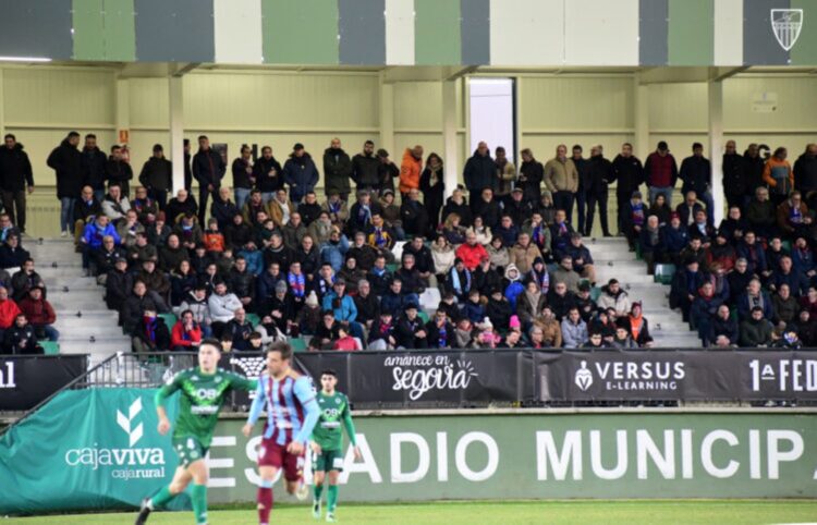 A llenar La Albuera 1 Las gradas del campo de La Albuera, llenas durante un partido.
