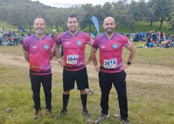 Tres de los deportistas del Club Segovia Orientación posan antes de una prueba.