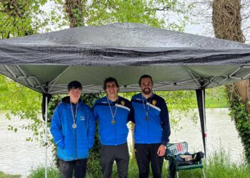 David Llorente (centro) y David Burgos (centro) posan en el podio con sus medallas.