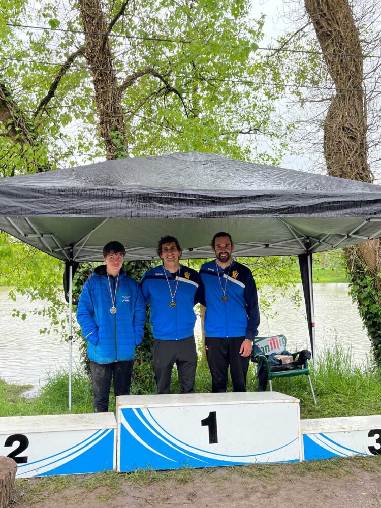 David Llorente (centro) y David Burgos (centro) posan en el podio con sus medallas.
