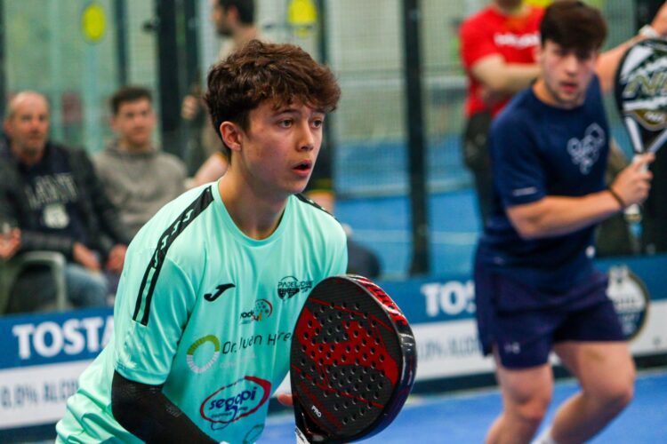 Sergio Tierno y Álvaro del Saz brillan en Valverde 1 El jugador de pádel Sergio Tierno durante el torneo.