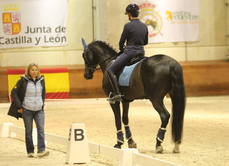 Berna Pujals imparte un clínic de formación en el Centro Ecuestre 1 Berna Pujals en el Centro Ecuestre de Castilla y León (FOTO: SANTIAGO DE GARNICA)