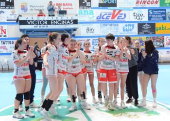 Las cadetes del Hiperhierros Bm Nava celebran su victoria.