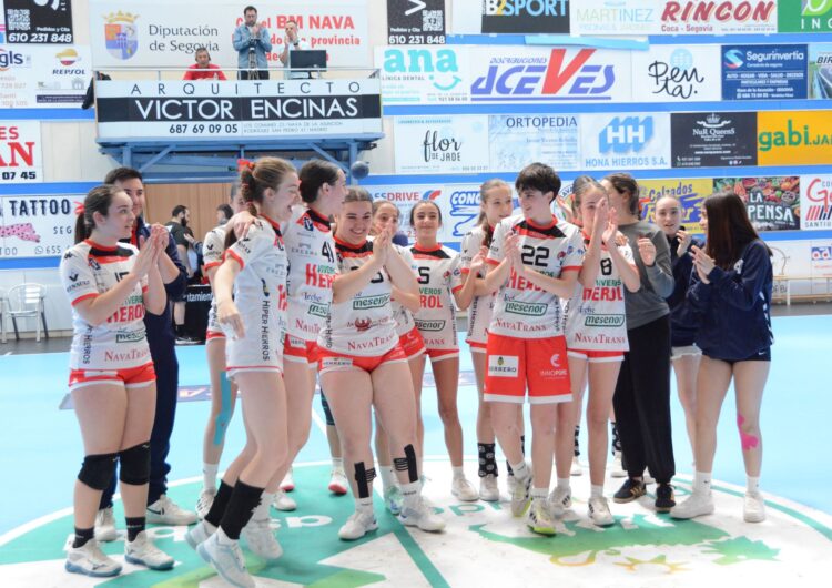 Un fin de semana para olvidar en los equipos base de Viveros Herol 1 Las cadetes del Hiperhierros Bm Nava celebran su victoria.