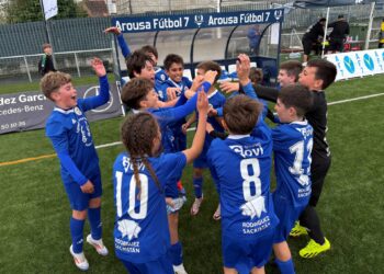 Los alevines del Cuéllar Balompié celebran su victoria.