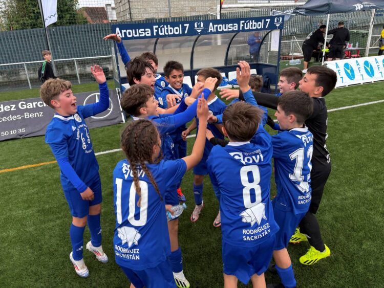 Los alevines del Cuéllar Balompié celebran su victoria.