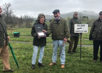Don Lorenzo Portero Fontanilla, reoge el premio de manos de Paz Sáenz, viuda de Carlos Gila.
