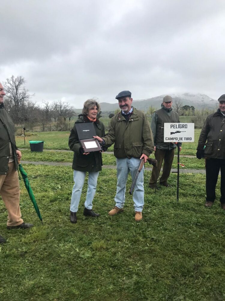 Don Lorenzo Portero gana el Memorial Carlos Gila de Tiro al Plato 1 Don Lorenzo Portero Fontanilla, reoge el premio de manos de Paz Sáenz, viuda de Carlos Gila.