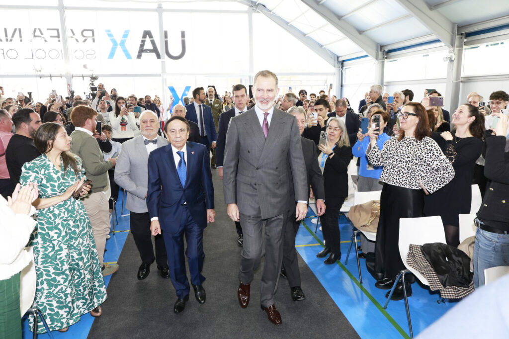 El Rey visita la Universidad Alfonso X ‘El Sabio’ por su 30 aniversario 2 El rey accede al Polideportivo Rafael Nadal junto a Jesús Núñez. / CASA DE S.M. EL REY