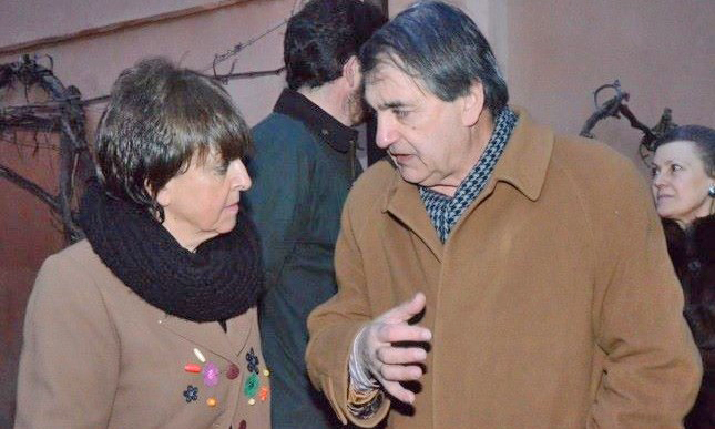 Ella teje, otro lo cuenta. Foto de Javier López Alarma.