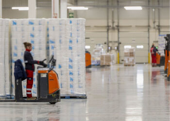 Una operaria trabaja en una empresa logística. / EFE - Ismael Herrero