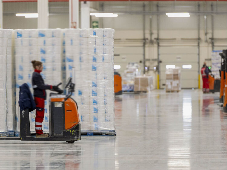 Una operaria trabaja en una empresa logística. / EFE - Ismael Herrero