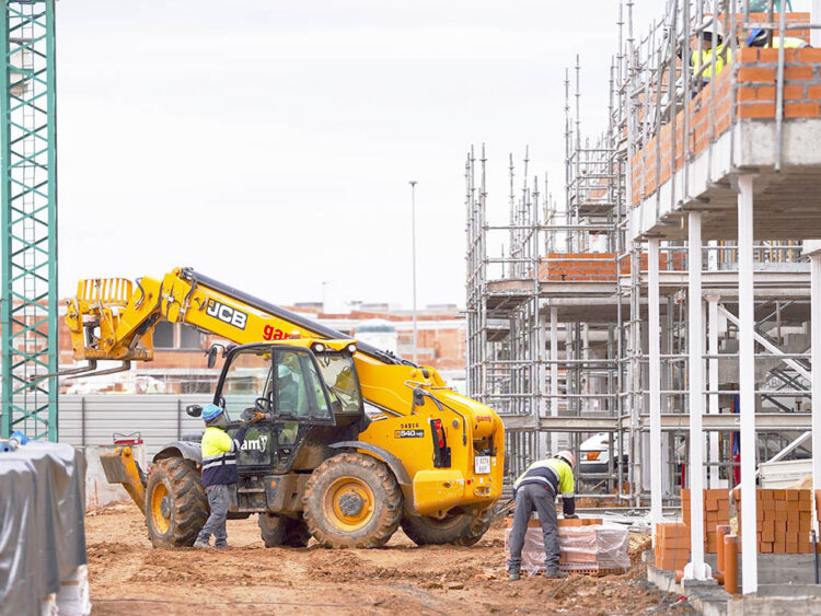 El paro en Segovia desciende en 160 personas en el último mes, y 191 respecto a hace un año 1 Trabajadores de la construcción. / EFE