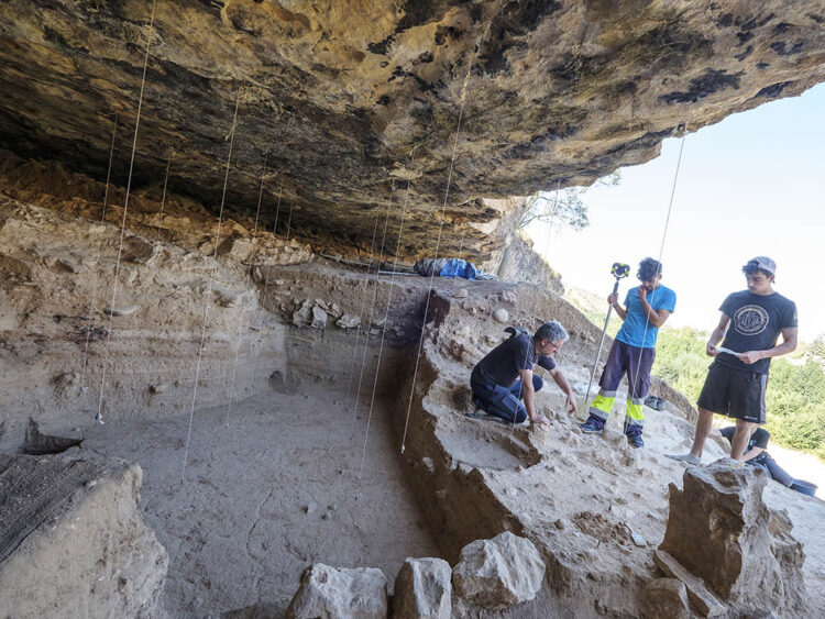 Trabajos arqueológicos en el Abrigo de San Lázaro. / KAMARERO