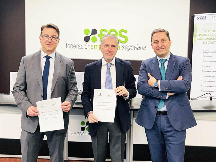 Nuevo acuerdo entre la FES y la Fundación Caja Rural por el desarrollo empresarial 1 Ángel Luis Llorente, Andrés Ortega y José María Chaparro. / FES