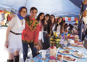 Un grupo de alumnos de IE University, en uno de los stands en el Global Village 2025. / Roberto Arribas