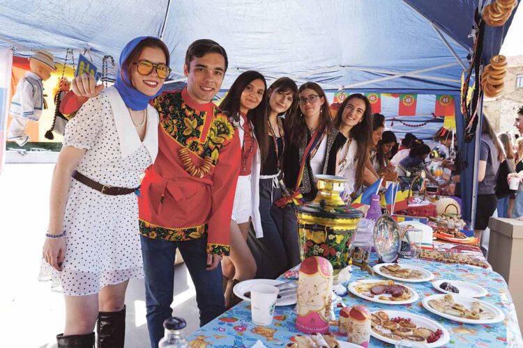 IE University celebra Global Village 2025 con alumnos de 160 países 1 Un grupo de alumnos de IE University, en uno de los stands en el Global Village 2025. / Roberto Arribas