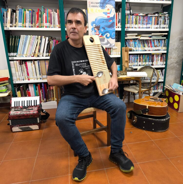 Jesús Parra abre la XX edición de la campaña de animación a la lectura en Fuentepelayo 1 Instantes de la actuación de Jesús Parra en Fuentepelayo / JUAN CRUZ