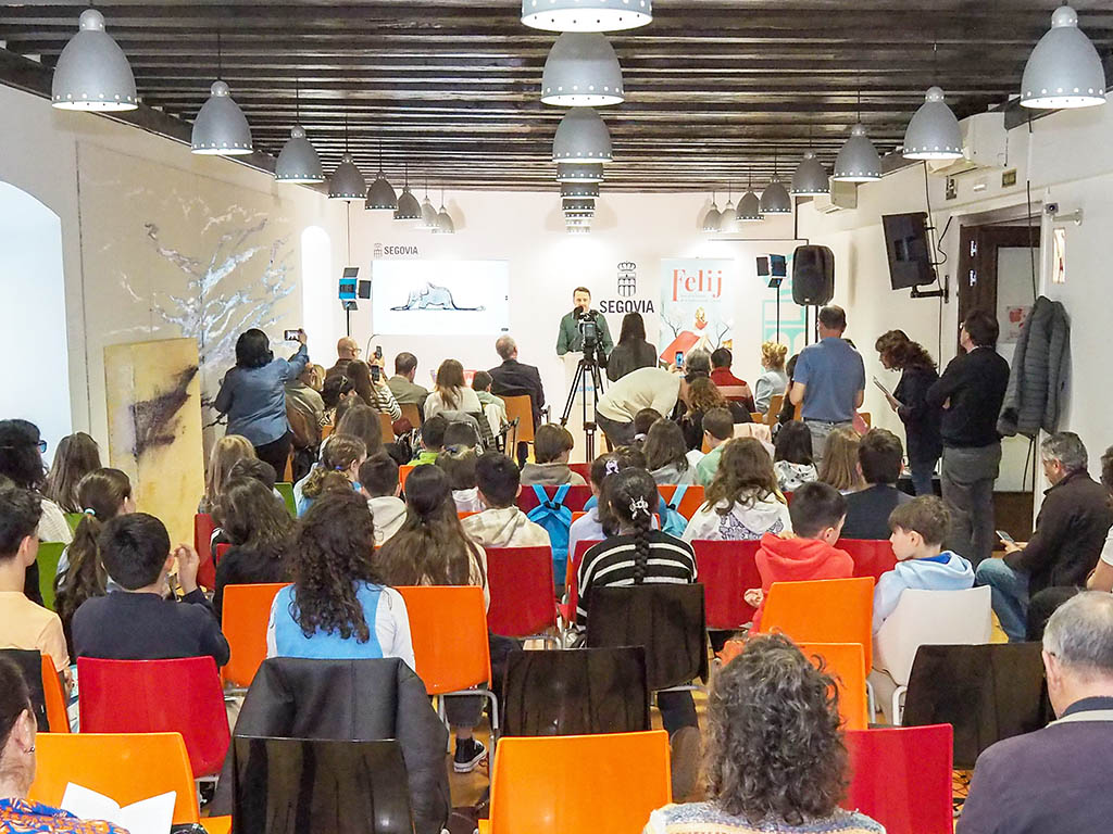 La lectura participativa de 'El Principito' inaugura el Festival de Fomento de la Lectura Infantil y Juvenil 2 Lectura participativa de 'El Principito' en el Festival de Fomento de la Lectura Infantil y Juvenil (Felij). / HÉCTOR CRIADO