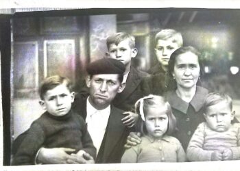 Matías García y Dionisia Matamala, con sus cinco hijos. Jesús es el niño rubito que está detrás de su madre. Foto: archivo de la familia Matamala.