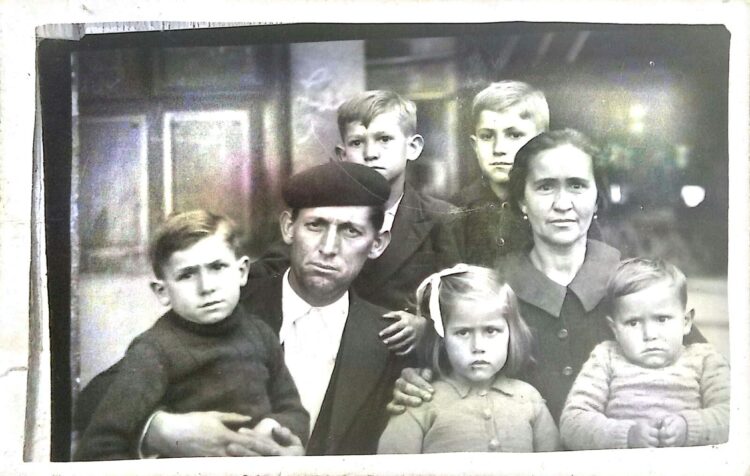 Matías García y Dionisia Matamala, con sus cinco hijos. Jesús es el niño rubito que está detrás de su madre. Foto: archivo de la familia Matamala.