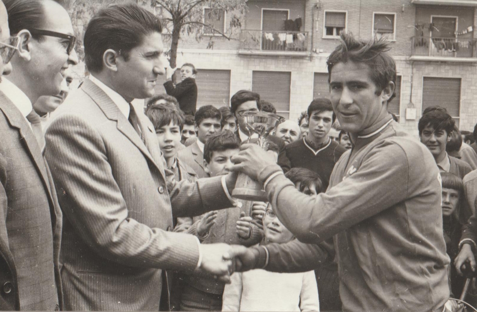 Jesús Matamala, ya concejal, saludando al ciclista segoviano Carlos Melero, hacia 1970. Foto: archivo familiar.