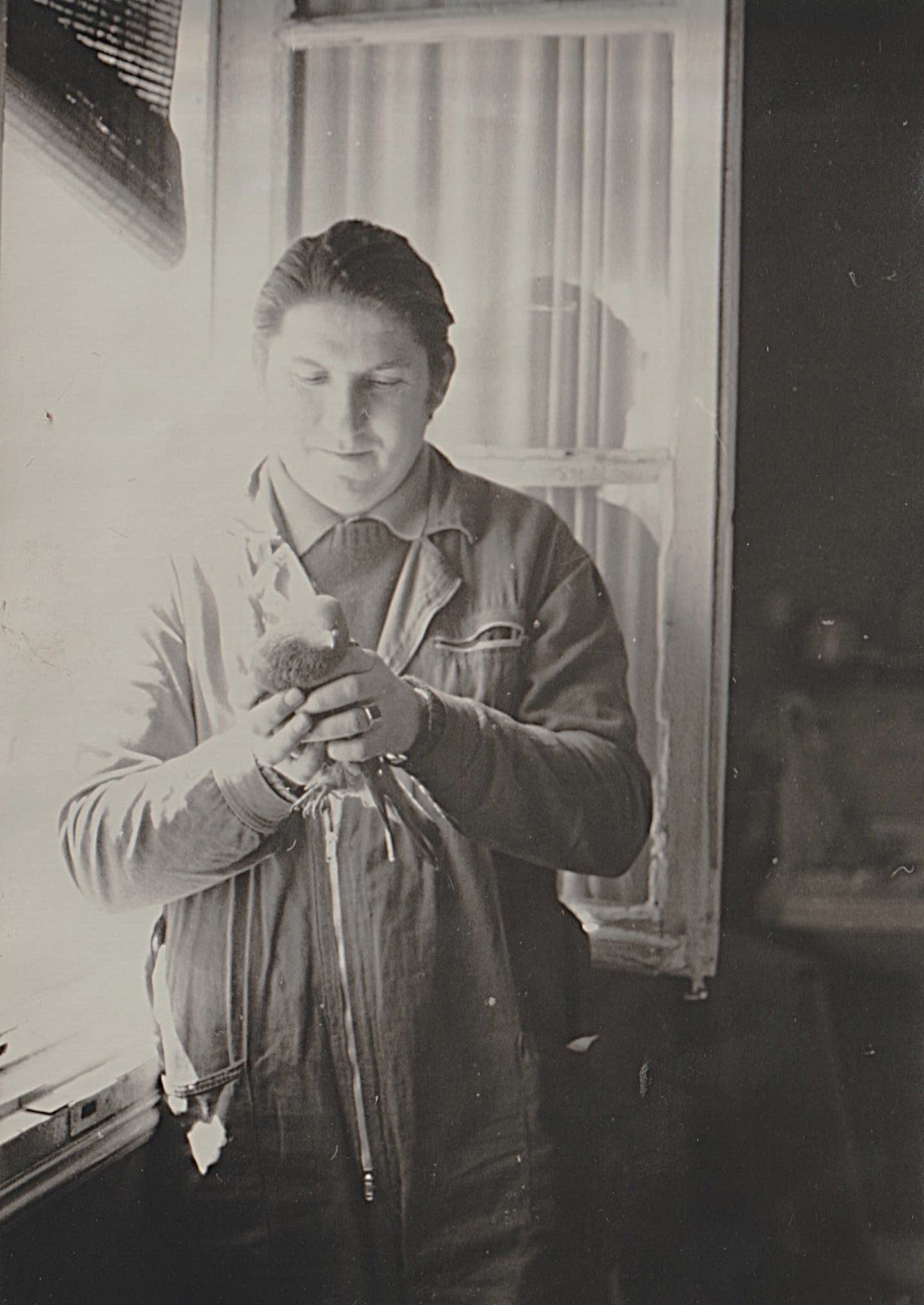 En los talleres de San Facundo, con la paloma que iba cada día a que le dieran de comer al Adelantado. Foto: Fernando Peñalosa.