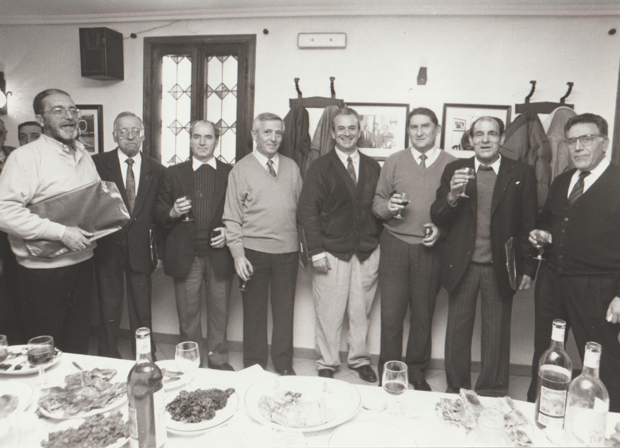 De izquierda a derecha: Antonio Santiño y Ricardo Borregón (redactores), Ernesto Cillanueva (linotipista), Eugenio Tapia (cajista), Carlos Herranz (director-editor), Jesús Matamala (regente), Julián y Jesús Morales (ajustadores). Foto: archivo familiar de la familia Matamala.