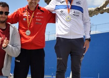 Francisco Maderuelo posa en el podio con su medalla de plata.