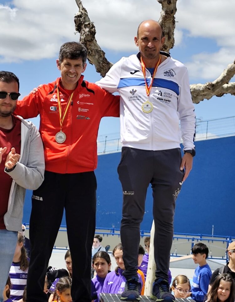 Francisco Maderuelo posa en el podio con su medalla de plata.