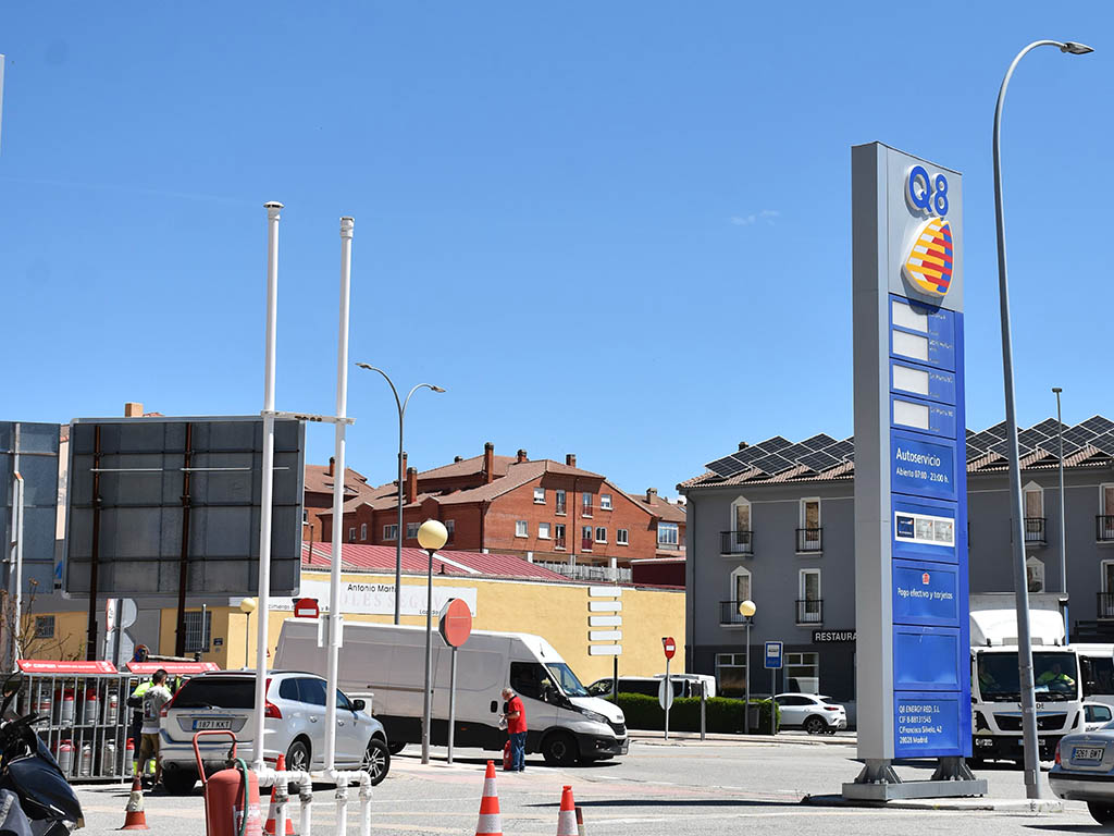 La provincia de Segovia recupera el suministro de luz durante la madrugada tras el gran apagón 3 Gasolinera cerrada en El Sotillo, ofreciendo bombonas de butano. / A.M.