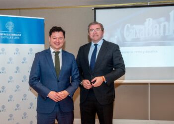 Gerardo Cuartero e Isidoro Alanís renuevan el convenio entre ambas entidades.