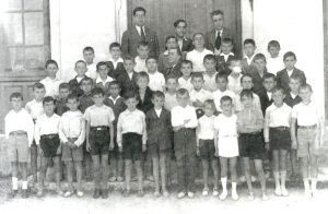 Grupo de colegiales del municipio de Nava de la Asunción en una fotografía de los años 1930.