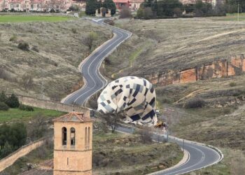 Un globo aerostático aterriza junto a la iglesia de la Vera Cruz