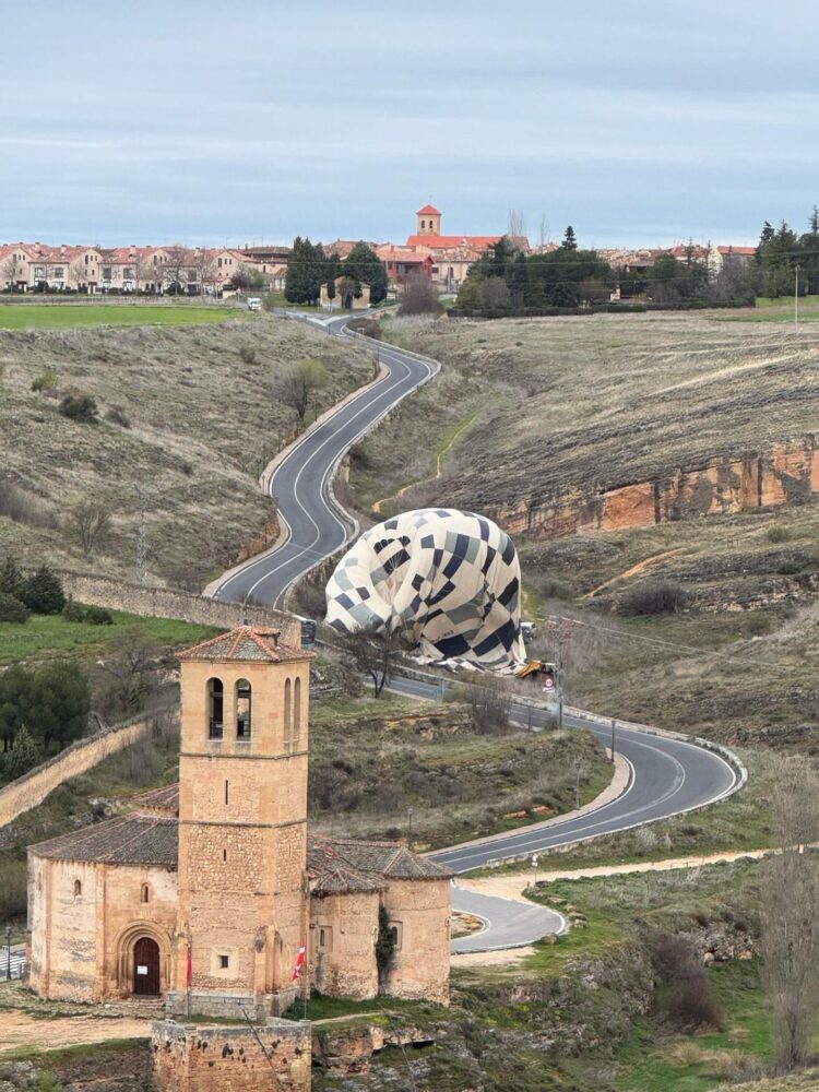 Un globo aerostático aterriza junto a la iglesia de la Vera Cruz