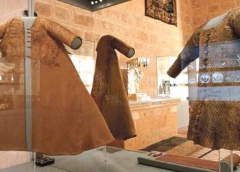 Exposición que se puede visitar actualmente en la Catedral de Segovia sobre las vestimentas encontradas del Infante Don Pedro. / UVa