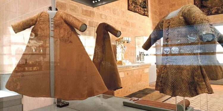 II Jornadas de Educación y Patrimonio local en Segovia 1 Exposición que se puede visitar actualmente en la Catedral de Segovia sobre las vestimentas encontradas del Infante Don Pedro. / UVa