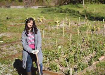 La ambientóloga y profesora Irene Sánchez-Andrea junto al huerto ubicado en el campus segoviano. / Roberto Arribas