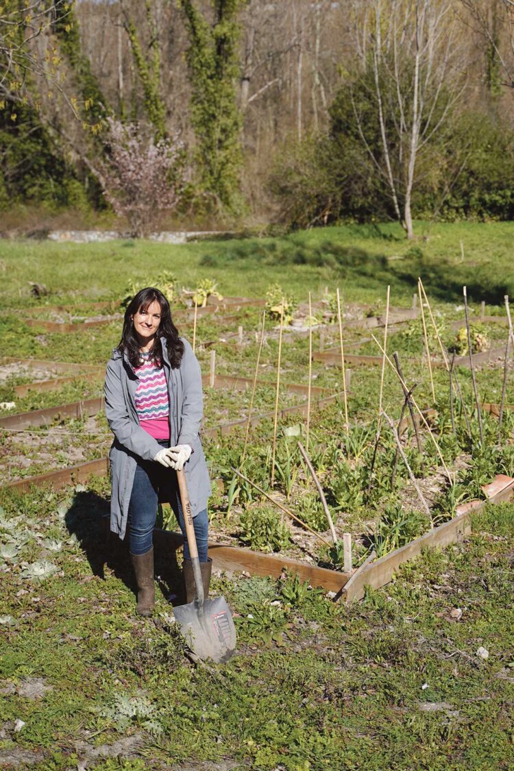 La ambientóloga y profesora Irene Sánchez-Andrea junto al huerto ubicado en el campus segoviano. / Roberto Arribas
