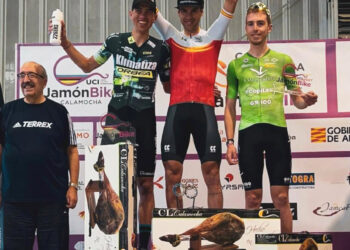 Fran Herrero y Raúl Rodríguez posan en el podio durante la cita en Teruel./ACCIÓN TR3S