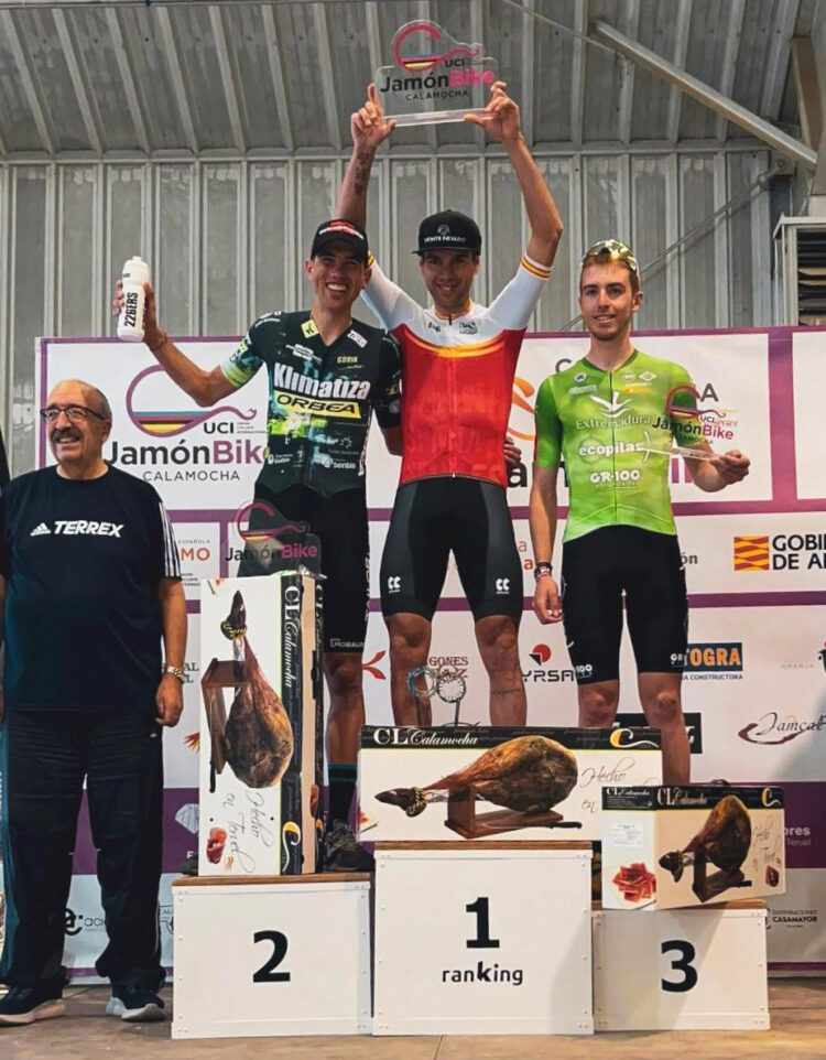 Fran Herrero y Raúl Rodríguez posan en el podio durante la cita en Teruel./ACCIÓN TR3S