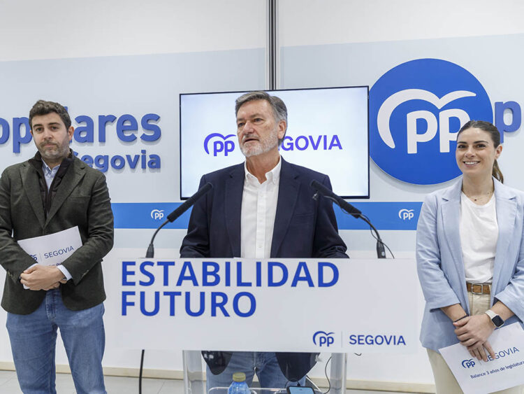 Francisco Vázquez afirma que el PSOE "no es alternativa" en la Comunidad 1 Javier Carpio, Francisco Vázquez y Elena Rincón. / NACHO VALVERDE - ICAL